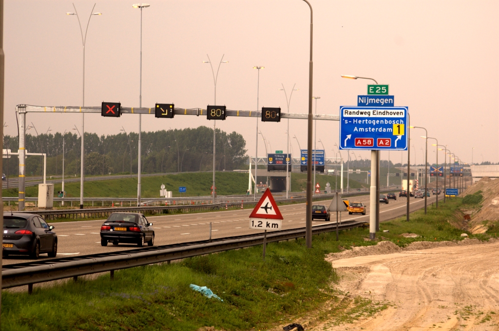 20090502-144725.jpg - en de afkruizing van rijstrook 1. Er stond ook een tijdelijk mastbord voor de richting Tilburg aan de linkerzijde van de rijbaan, maar dat hoefde niet afgeplakt: het kon definitief verwijderd worden daar de oude rijbaan na het afsluitweekend kan worden opgebroken. Het mastbord rechts kan dus ook weg na het weekend.  week 200913 