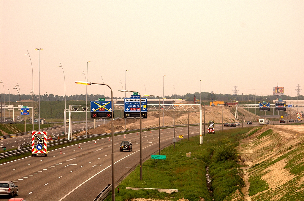 20090502-145754.jpg - Nette gefaseerde afsluiting van de twee rijstroken met na de verdrijving en afkruizing uiteindelijk de definitieve blokkade met pijlkar. Rijstrook 2 loopt enkele honderden meters later pas dood. Een rustig wegbeeld zonder verrassingen voor het verkeer.