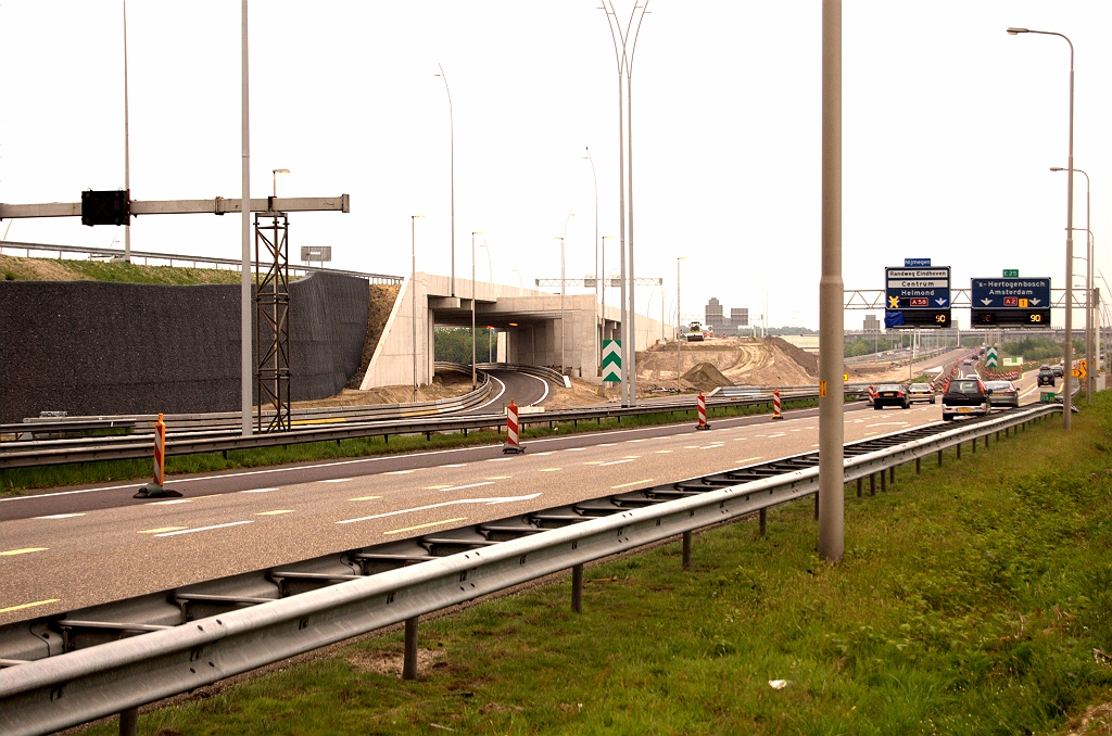 20090502-165016.jpg - Eigenlijk de enige substantiele wijziging in de verkeerssituatie. A58 verkeer in de richting Nijmegen moet na het afsluitweekend links uitvoegen. Chevronbord al netjes geplaatst. Geen geleiderails nog onder de pergola, vandaar de barriers aan beide zijden van de rijbaan.  week 200917 
