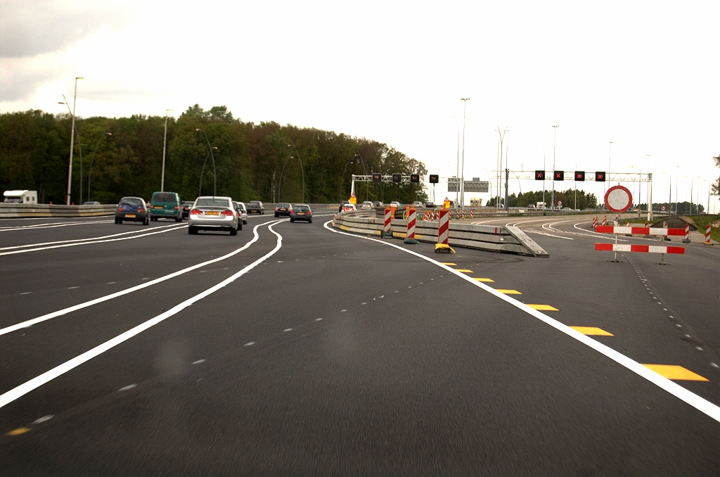 20090503-170533.jpg - Slinger naar de nieuwe rijbaan met rechts de oude slingers, die  vier weken  dienstgedaan hebben.