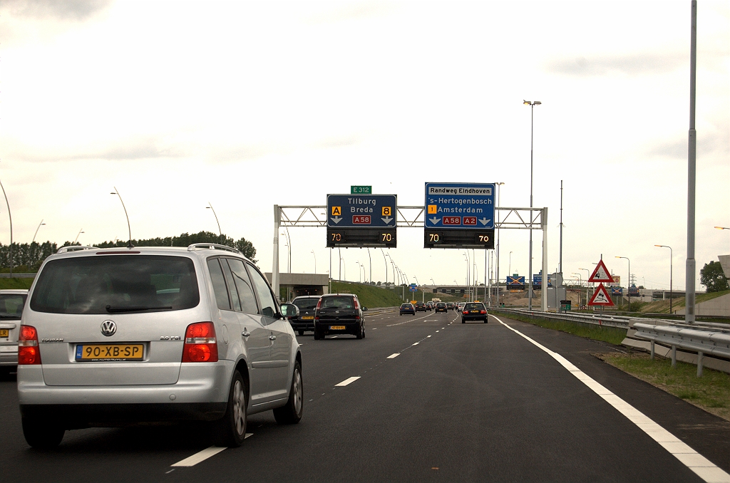 20090503-170630.jpg - Verplaatste oude portaalborden markeren tevens het einde van de nieuwe rijbaan. Het gaat dan verder over de oude westelijke hoofdrijbaan, die er een kleine  negen maanden  ongebruikt bij heeft gelegen.