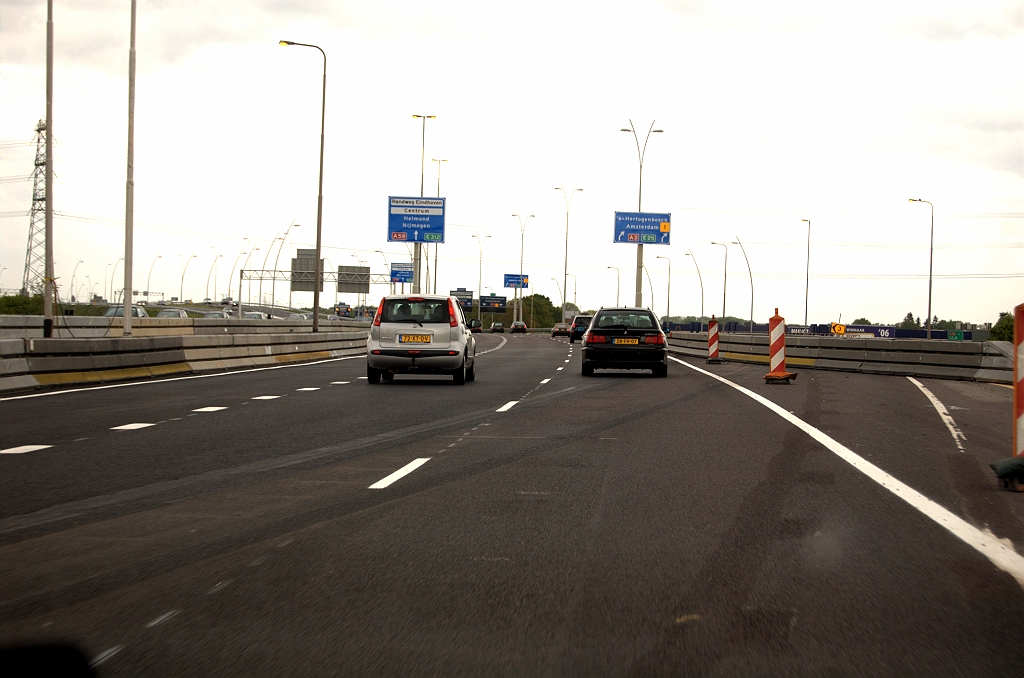 20090503-170748.jpg - Bovenaan dat talud worden we links vergezeld van het A58 verkeer vanuit de richting Tilburg.