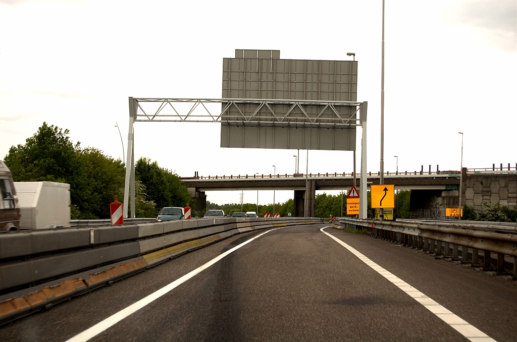 20090503-170903.jpg - Zo'n achteraanzicht van een portaalbord is ook niet bevorderend voor het vertrouwen dat men zich op de juiste rijbaan bevindt.