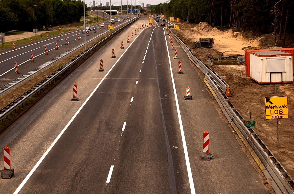 20090509-142335.jpg - Nadat de archeologen uit de berm zijn vertrokken zal het hier nog breder worden. Uiteindelijk begint de uitvoeger naar de rotonde direct na het viaduct Aalsterhut waar vanaf de foto genomen is. Aan de linkerzijde is nog net een stippellijntje zichtbaar, vermoedelijk een zaaglijn zodat de symmetrische middenbermverbreding, die in de andere rijbaan al is uitgevoerd, kan worden gecompleteerd.