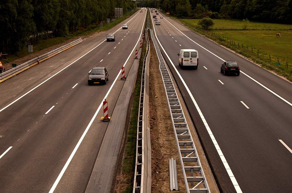 20090509-142621.jpg - Ook een nieuwe asfaltlaag (maar nog geen ZOAB) op de deels afgeschraapte oude rijbaan vanuit de richting Maastricht ten zuiden van het viaduct Aalsterhut.  week 200917 