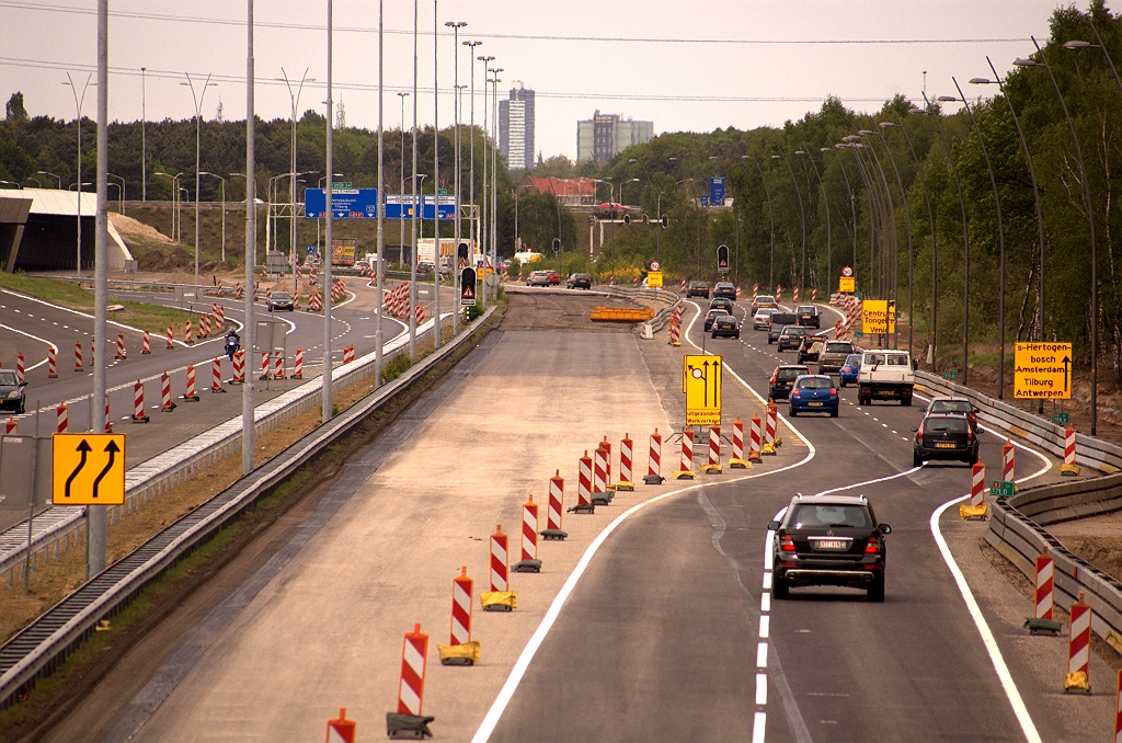 20090509-142923.jpg - ... door het overzetten van het verkeer op wat vermoedelijk de nieuwe uitvoegstroken gaan worden naar de rotonde.  week 200915 