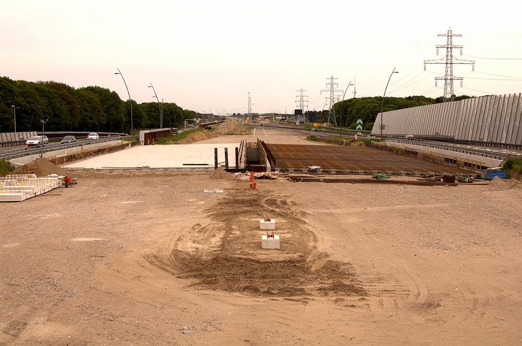 20090509-152415.jpg - Liggers werden nog geen maand geleden geplaatst in KW 31, maar op het noordelijke hoofdrijbaanviaduct is reeds een druklaag gestort. Portaalfundeerders hebben ook niet stilgezeten.  week 200914 