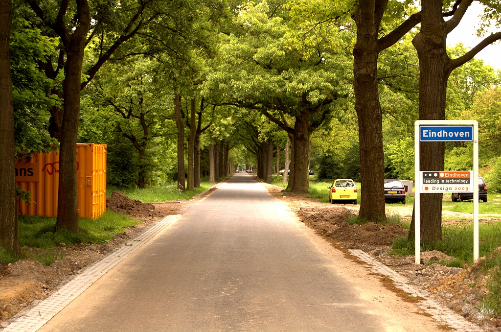 20090509-160359.jpg - Aan Eindhovense zijde van KW 29 is de Velddoornweg eveneens van nieuw asfalt voorzien. Men heeft de gelegenheid aangegrepen om de komgrens een kleine kilometer staduitwaarts te verschuiven. Een goede zaak, voor wie de Randweg Eindhoven als stadswallen beschouwt. In die optiek moet KW 29 als een stadspoort gezien worden, en het direct volgen van het kombord na de passage door die stadspoort is dan logisch.