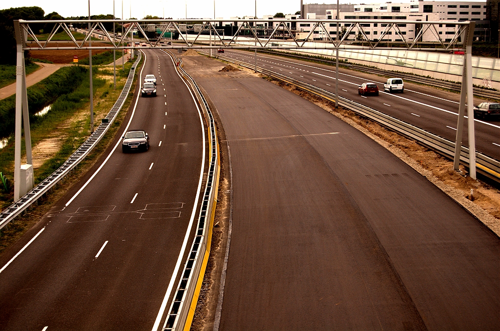 20090509-162620.jpg - Meer nieuw asfalt op de zuidelijke A67 rijbaan bij Veldhoven, die hier in de aanloop naar kp. de Hogt vier rijstroken breed moet worden.  week 200907 