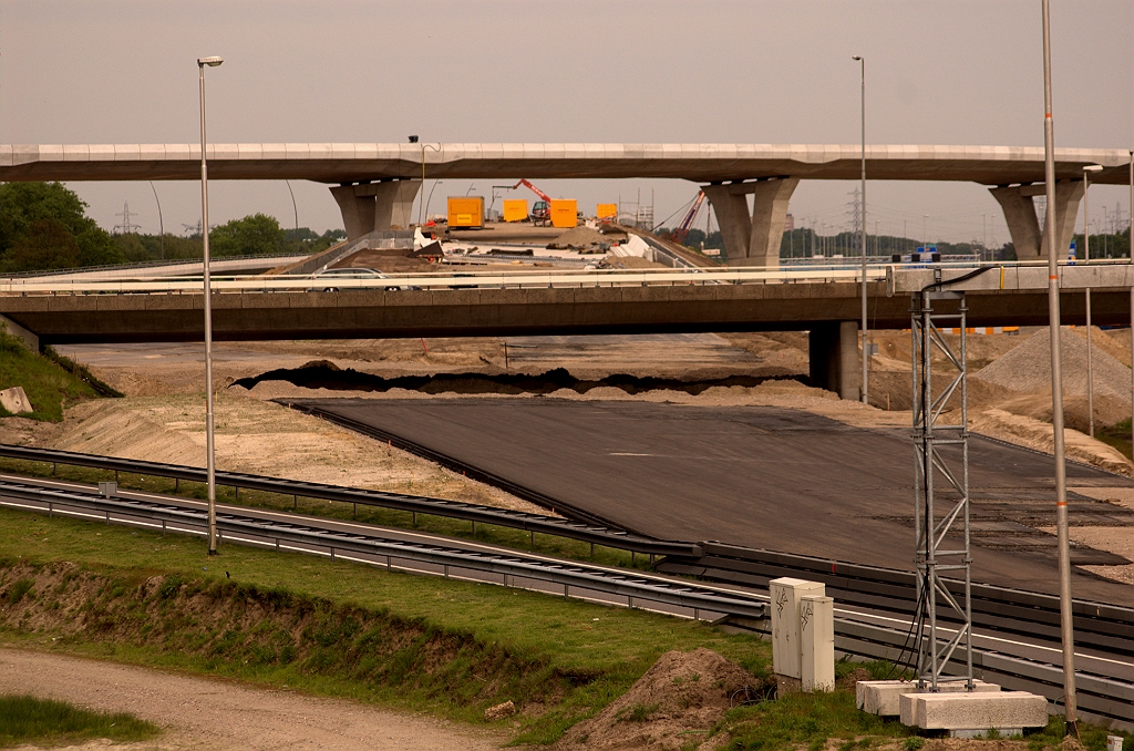 20090509-163250.jpg - Alleen al vanwege een beter zicht op het knooppunt is de sloop van het oude viaduct in de A2 dringend noodzakelijk :-) Toch lijkt dat moment snel naderbij te komen, met nieuwe rijbanen aan beide zijden van dat viaduct, die met elkaar verbonden willen worden. Het zou ons niet verbazen als een weekendafsluiting afdoende is voor dit karwei. Zo'n relatief nieuw viaduct (bouwjaar 1987) sloopt wat sneller dan die massieve gevallen uit de jaren 60.