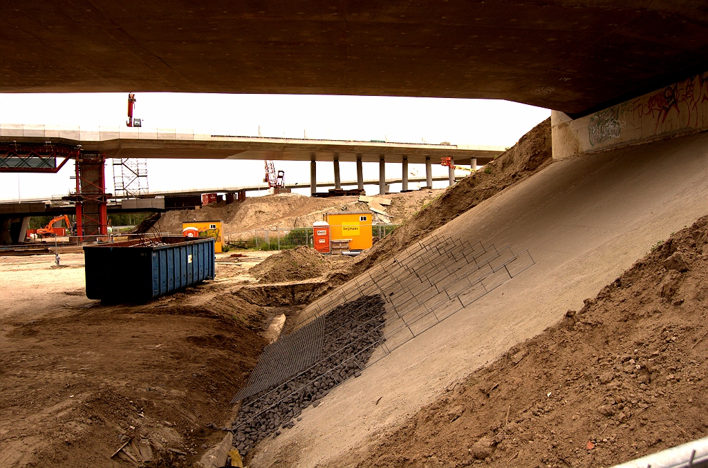 20090509-165635.jpg - In het knooppunt de Hogt nadert KW 23 (A67 in de richting Antwerpen) zijn voltooing. De cylindervormige steunen, in de middenberm van de A2 hoofdrijbaan, lijken nogal schots en scheef te staan. Op de voorgrond steenkorf talud bekleding onder KW 22.