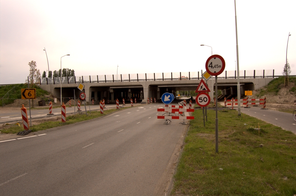 20090509-170715.jpg - Het bord met doorrijhoogtebeperking stamt nog uit de tijd van de oude viaducten in de aansluiting Veldhoven-zuid. Volgens het tracebesluit heeft KW 16 thans een doorrijhoogte van 4,50 meter. Ook hier een naambordje op het kunstwerk.