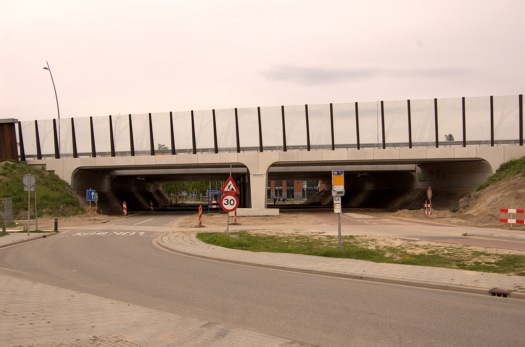 20090509-171750.jpg - KW 15 (Cranendonck), met links een busbaan en rechts een fietspad, heeft een naambordje gekregen.