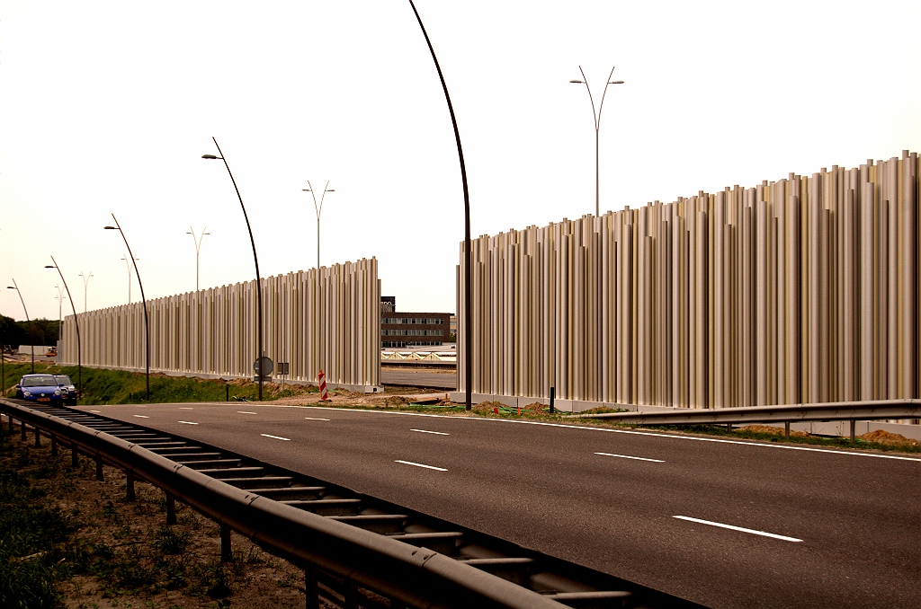 20090509-172359.jpg - Voortgang geluidsscherm langs de hoofdrijbanen tussen KW 13 (aansluiting Veldhoven) en KW 14 (Meerenakkerweg).  week 200915 