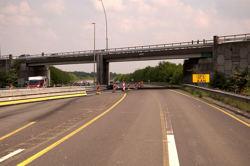 20090510-131242.jpg - Einde van de vacante zuidelijke A58 rijbaan in kp. Ekkersweijer, enigzins verminkt door de diverse faseringen.