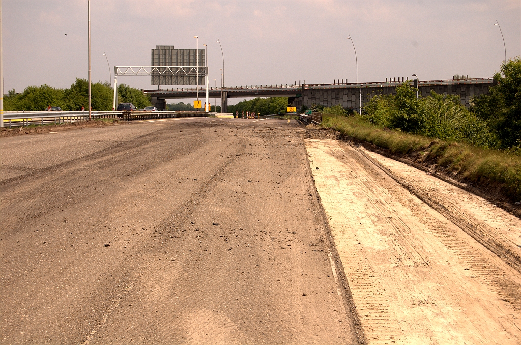 20090510-131841.jpg - De invoegstrook na het oversteekje was aan de korte kant, door de beperkte breedte van het viaduct over de Boschdijk. Kennelijk vond men destijds het behoud van de vluchtstrook belangrijker.