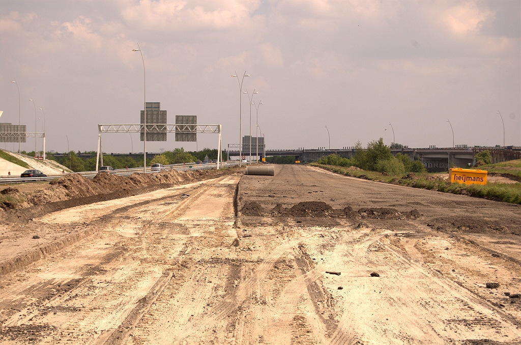 20090510-132333.jpg - Wat er nu nog ligt aan zuidelijke A58 rijbaan zou kunnen worden hergebruikt voor de A50.