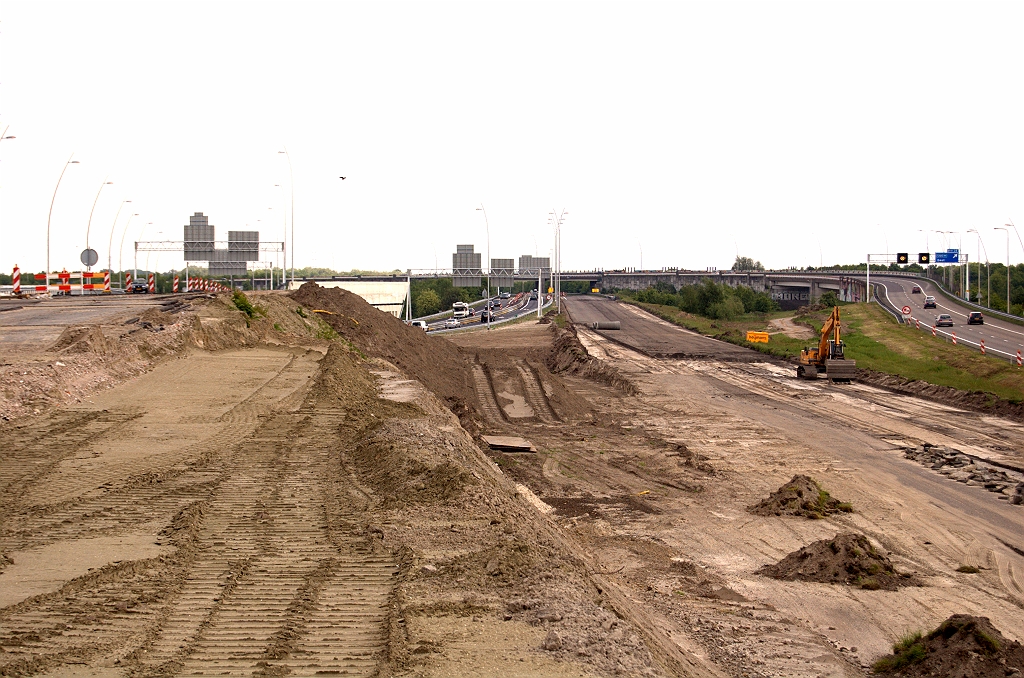 20090510-132903.jpg - Weer op het talud van de toekomstige A2 hoofdrijbaan vanuit de richting Amsterdam. Van links naar rechts: de A2 over KW 1, de A50 vanuit de richting Nijmegen, de gedeeltelijk gesloopte zuidelijke A58 rijbaan, en de bestaande A2 naar het noorden, die ongewijzigd blijft.