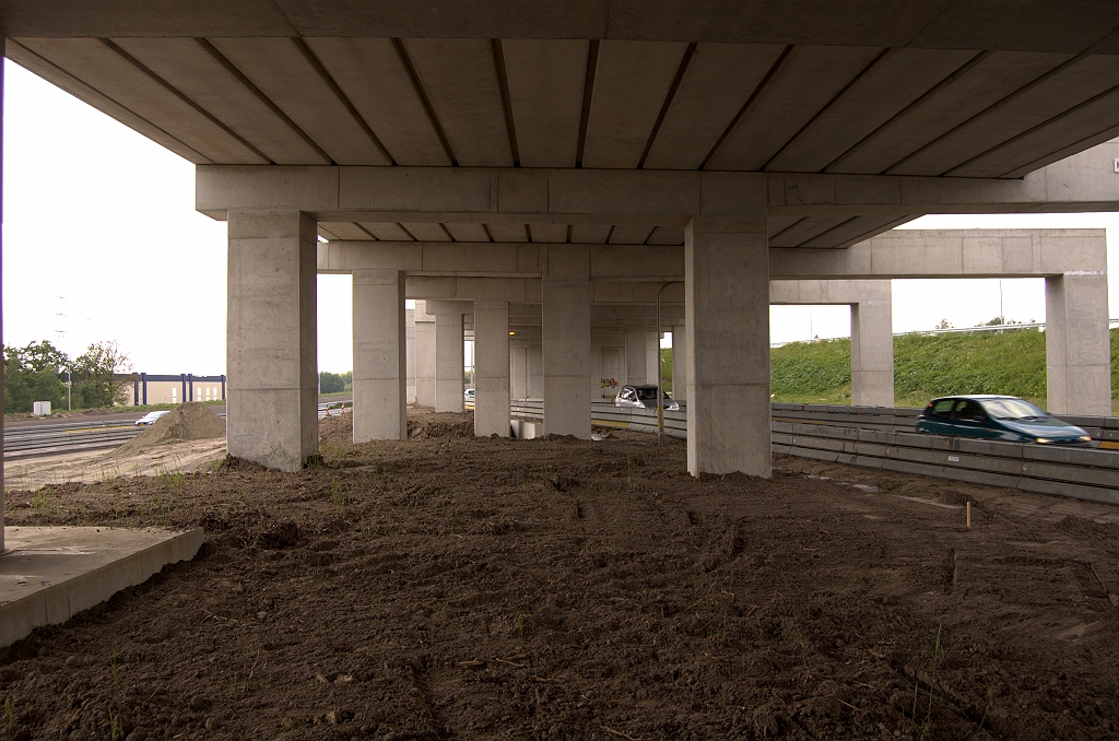 20090510-133020.jpg - Voorlopig is het nog spookrijden onder de pergola voor A50/A58 verkeer in de richting Nijmegen.