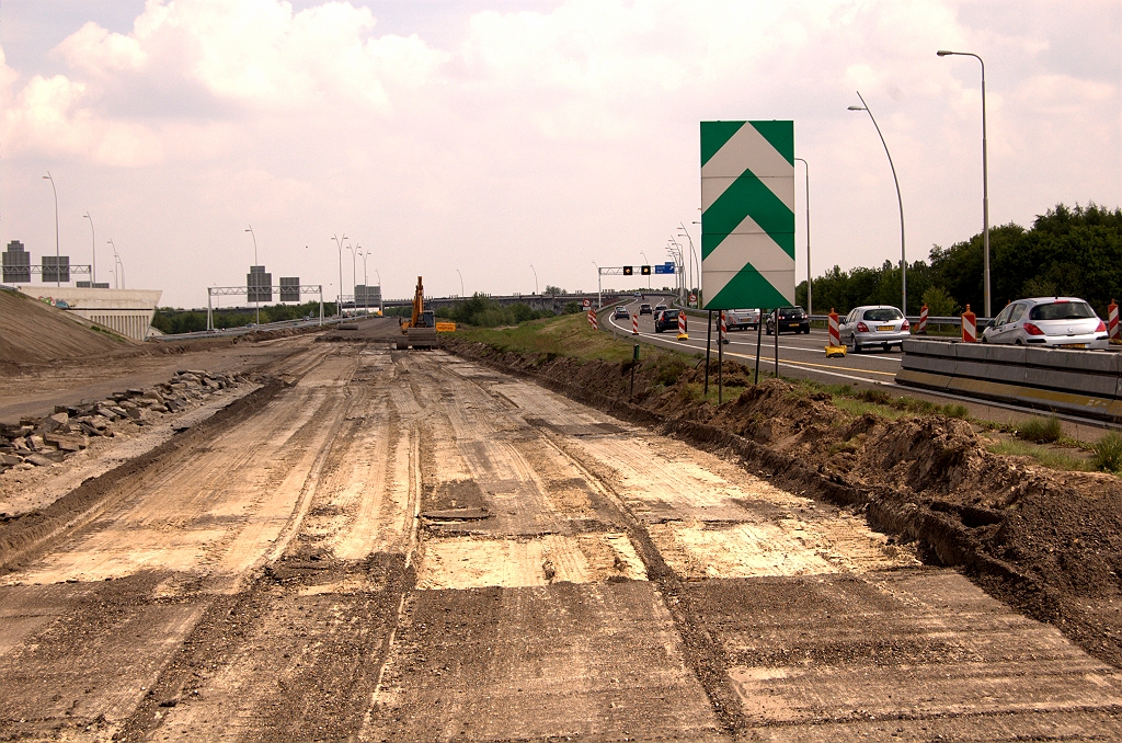 20090510-133207.jpg - Het voormalig oversteekje tussen A2 en A58, met 1 rijstrook en vluchtstrook. Straks het nieuwe begin van de A50, met twee rijstroken. Het chevronbord kan dus eigenlijk gewoon blijven staan.