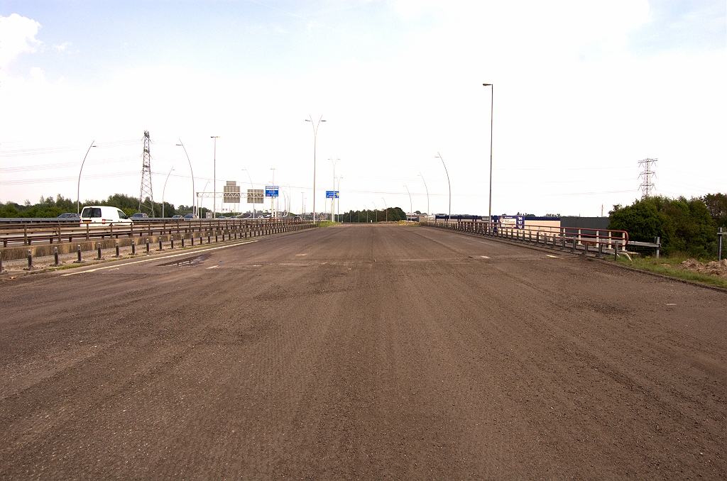 20090510-141511.jpg - De vier rijstroken gaan dan verder over het zuidelijke spoorviaduct in KW 3. In de oude situatie liepen er drie overheen, zodat in het tracebesluit een verbreding van dit viaduct werd aangekondigd. Recente informatie (dank Rogier!) leert echter dat die verbreding niet doorgaat. Dat moet dan wel ten koste gaan van de vluchtstrook.