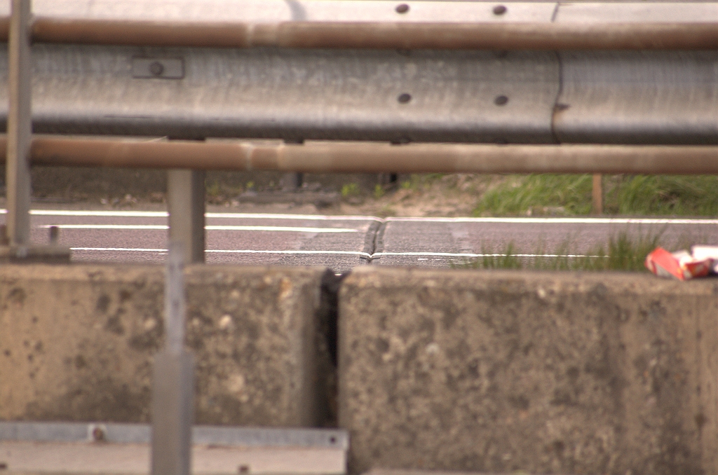 20090510-141941.jpg - Het middelste viaduct, thans in gebruik voor de A2/A58 faseringsrijbaan tussen kp. Batadorp en kp. Ekkersweijer, heeft zo te zien nog geen nieuwe voegovergangen gekregen.