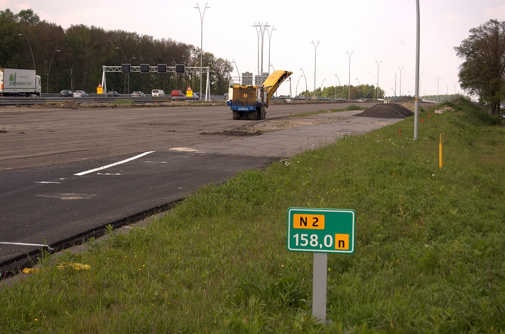 20090510-145028.jpg - Nog een klein stukje van de vorige slingermarkering, op nieuw parallelbaanasfalt dat was aangeplakt tegen de oude oostelijke hoofdrijbaan. Het nieuwe asfalt loopt nog iets verder door...