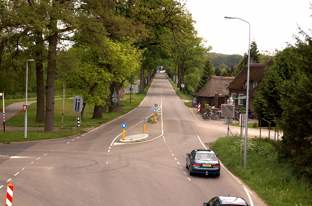 20090510-150036.jpg - De Oirschotsedijk, hoofdverbinding tussen Eindhoven en Oirschot tot 1961. Rechts de oorzaak van de asverschuiving...