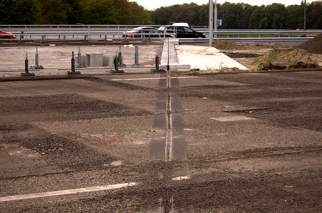 20090510-150137.jpg - Doorgaand verkeer dat nu tijdelijk spookrijdt over het nieuwe viaduct moet uiteindelijk terecht komen op het bestaande viaduct daarvoor, dat voorheen dienst deed in de westelijke hoofdrijbaan. De rijrichting wijzigt dus op dat viaduct, en daartoe werd het reeds  opgevijzeld  en andersom verkant. Vervanging van de voegovergangen was daarbij noodzakelijk, maar we verwachten eigenlijk ook dat die vervanging gaat plaatsvinden in het andere bestaande viaduct op de voorgrond.