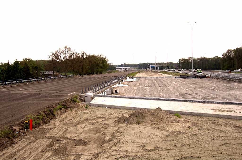 20090510-150450.jpg - Het verkeer rijdt nu over de beide nieuwe viaducten in KW 8. De twee bestaande zijn nog niet zo oud. Op een  luchtfoto uit 1992 op watwaswaar.nl  zien we nog krappe viaducten met 2x2 rijstroken. Vluchtstroken ontbraken, zodat het vermoedelijk de originele viaducten in de rijksweg 63, opengesteld in 1961, betroffen.