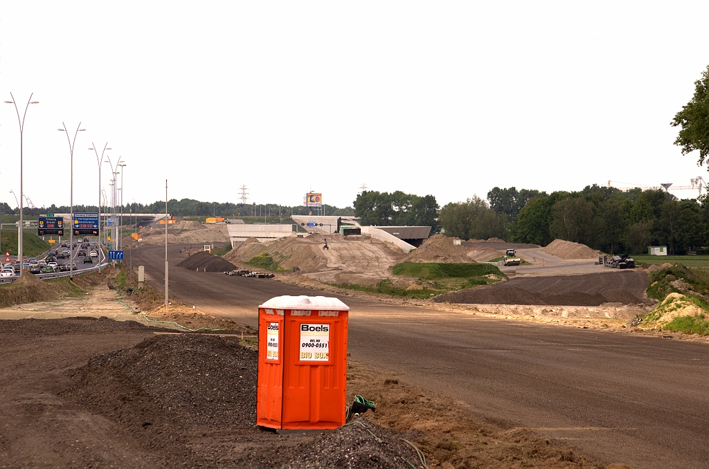 20090510-150733.jpg - Situatie vlak ten noorden van KW 8. Rechtsonder komt op het oude trace van de oostelijke hoofdrijbaan, de parallelbaan te liggen, die vervolgens naar rechts afbuigt richting KW 7 oostzijde. Linksonder de oostelijke hoofdrijbaan die de splitsing inzet tussen de richtingen Tilburg en Amsterdam (toch nog een A2 TOTSO). Voor de laatstgenoemde gaat het richting het dak van KW 7.