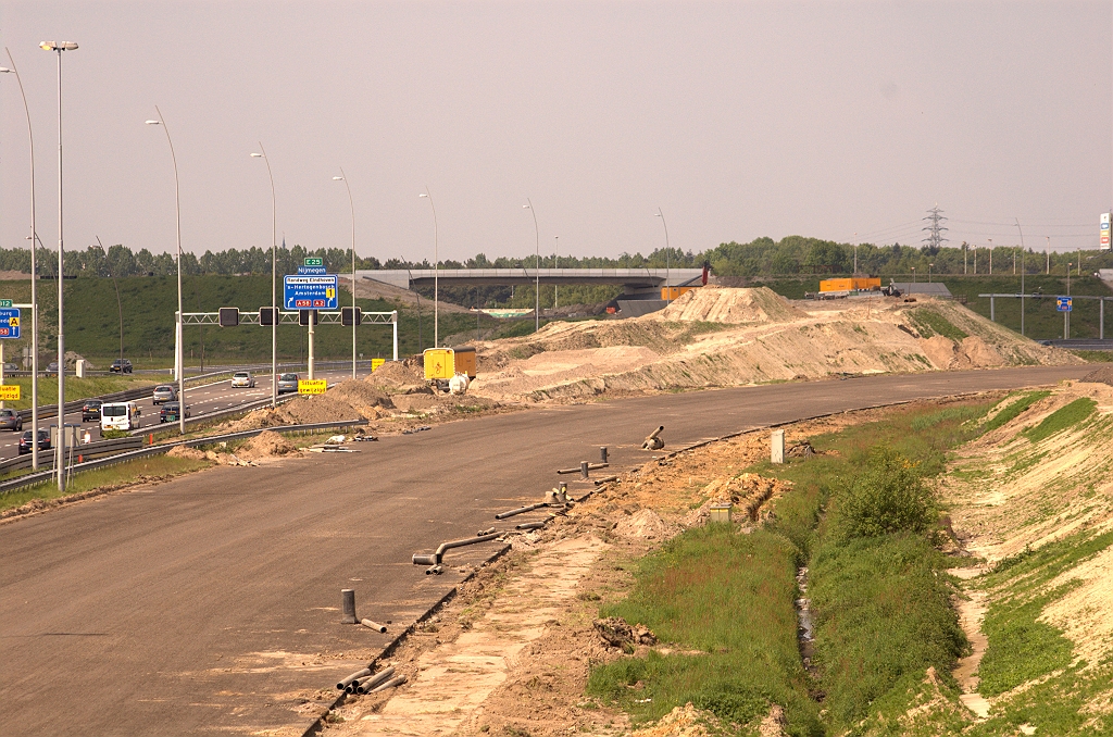 20090510-153000.jpg - Dichterbij het talud naar KW 5. Dat moet dus nog wat naar rechts uitwaaieren zodat het zo ongeveer in lijn komt te liggen met het rechtdoorgaande deel van de oude rijbaan...