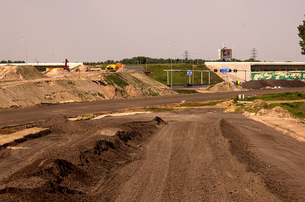 20090510-153721.jpg - Talud vanaf KW 7 in noordelijke richting, waar het bijna tot maaiveldhoogte gedaald is en de rijbaan naar rechts gaat afbuigen, zo ongeveer op het trace van de oude verbindingsweg Maastricht-Amsterdam in kp. Batadorp.