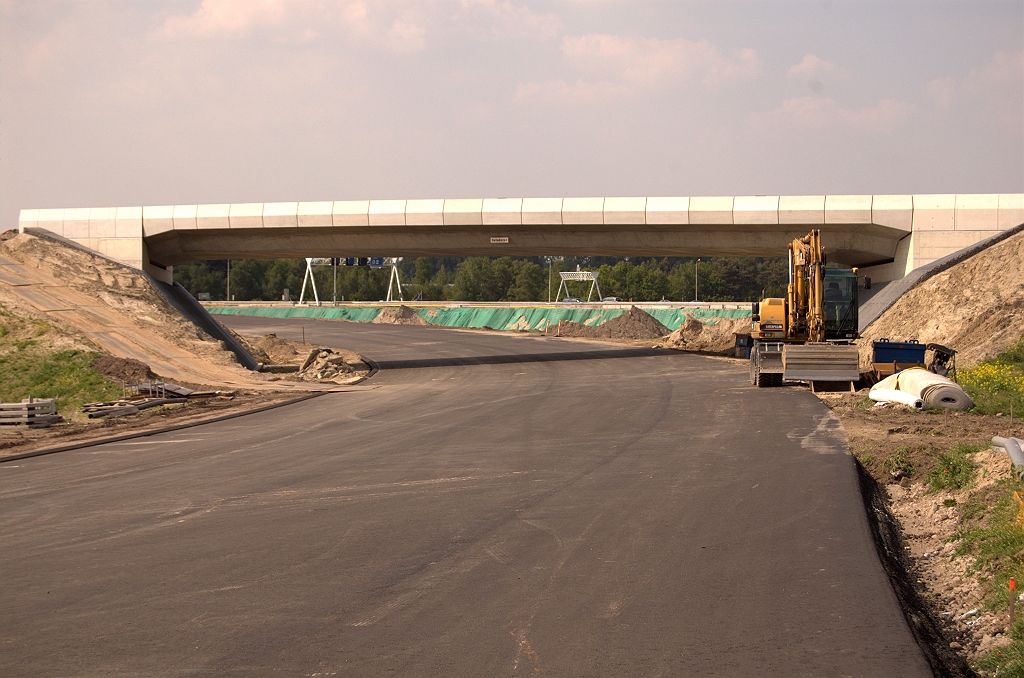 20090510-155920.jpg - KW 5 gepasseerd gaat het dan verder onder KW 4B (niveau 2), nog steeds met drie rijstroken. Het is het nieuwe begin van de A58.