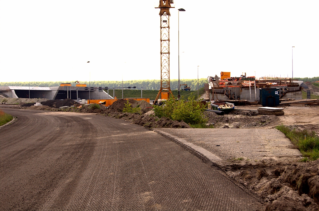 20090510-162200.jpg - De verbindingsweg Tilburg-Nijmegen over KW 4C (rechts) moet hier zo ongeveer samenkomen met de A2. Geen invoeger, maar een bijkomende rijstrook tot een totaal van vier. Het aangeplakte stukje asfalt lijkt daar niet voor bedoeld te zijn.