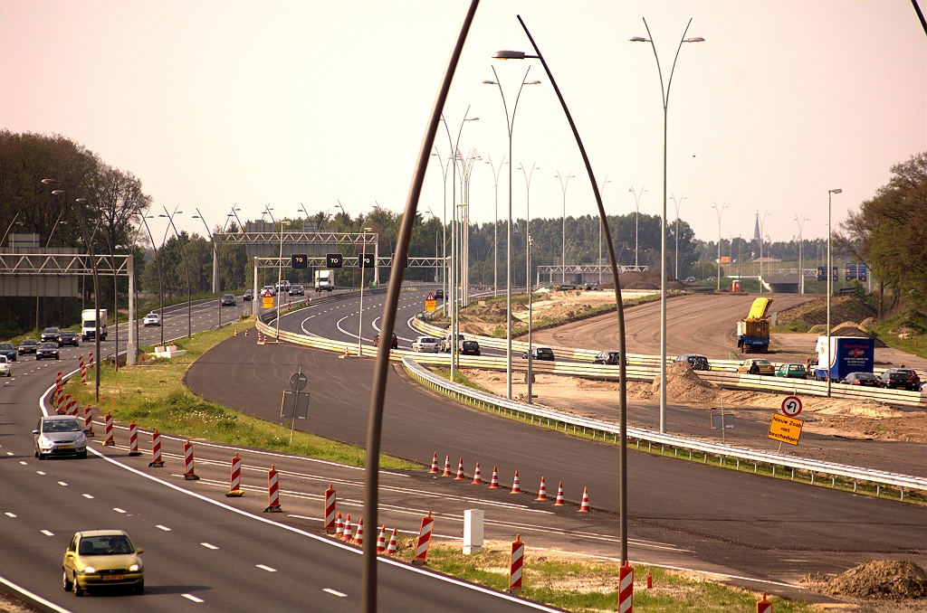 20090510-173301.jpg - Vorige week hadden we een  drive-by sessie  van de nieuwe verkeersituatie rond en in het knooppunt Batadorp. De bermimpressie volgt nu. Even ten noorden van de aansluiting Airport is de kingsize slinger van oostelijke parallelbaan naar westelijke hoofdrijbaan in verkeer. Het afschrapen van de oude oostelijke hoofdrijbaan is in volle gang.  week 200918 