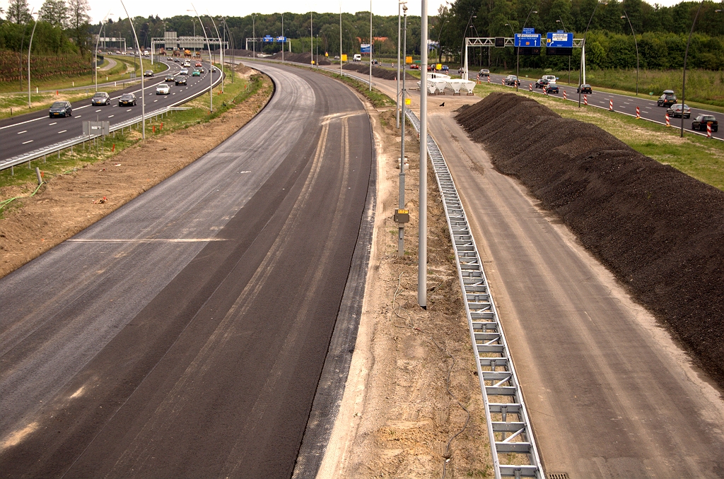 20090510-174133.jpg - Situatie aansluiting Airport, zuidzijde. Versmalde en deels afgeschraapte oude oostelijke hoofdrijbaan is voorzien van een nieuwe asfalt overlaging.  week 200915 