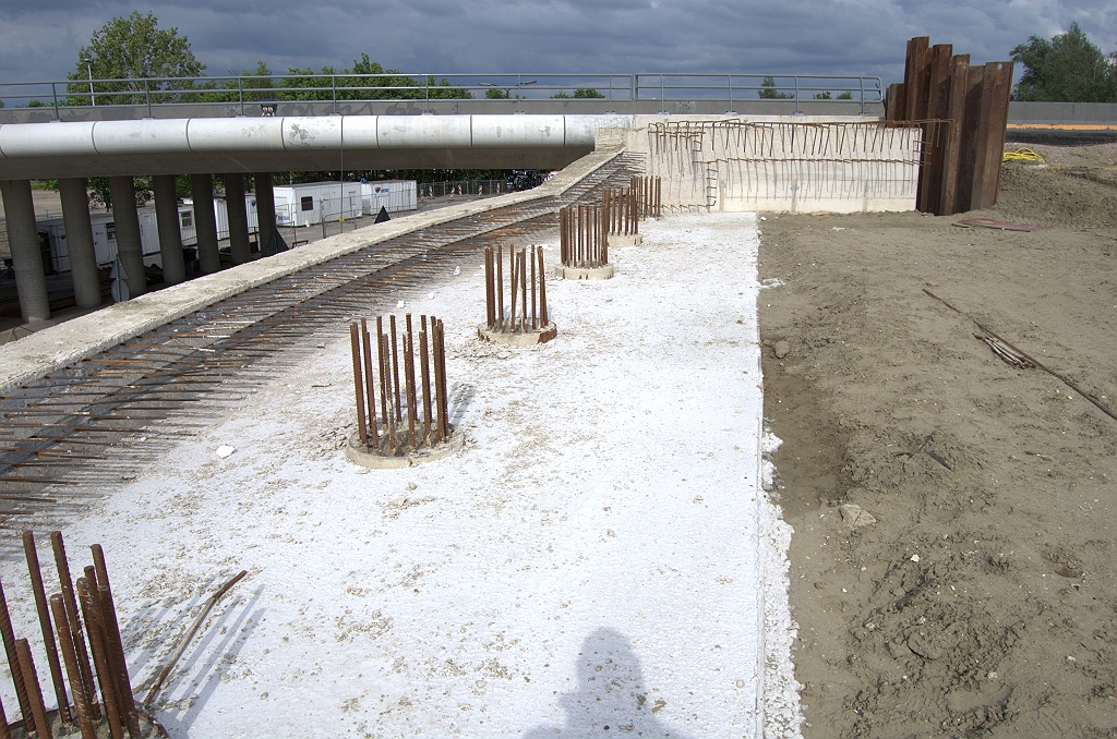 20090516-173118.bmp - Het zuidelijk landhoofd in het viaduct in de westelijke A50 rijbaan ligt nog steeds aan kop. Het is met zand afgevuld en voorzien van een betonnen werkvloertje. De landhoofdwapening steekt hier aan de binnenzijde uit het beton. In het oostelijk viaduct is dat anders: daar staken de wapeningstaven  aan de bovenkant omhoog .