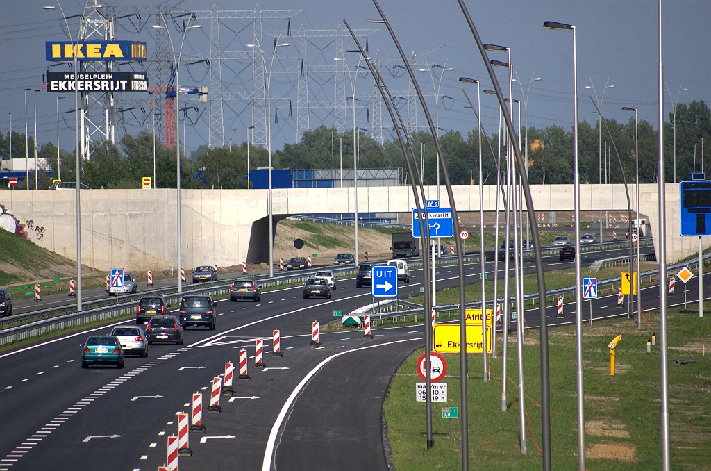 20090516-174802.bmp - Nieuwe stijl UIT-bordje geplaatst in de aansluiting Ekkersrijt. Het chevronbordje op de kop van de geleiderail zit er ook nog. Lichtmasten model "Randweg Eindhoven" staan er al een tijd, waarvan we ons nu pas afvragen of ze de juiste kleur hebben. Ze staan immers langs een autosnelwegrijbaan, en volgens de kleurencode zouden die lichtgrijs van kleur moeten zijn.  week 200913 