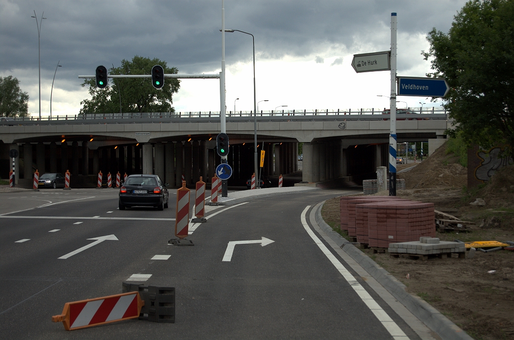 20090517-162726.bmp - Nieuwe rijbaan voor rechtsafslaand verkeer naar de toerit in de richting Maastricht in de aansluiting Veldhoven nadert de openstelling. Nog geen bewegwijzering naar die rijbaan.  week 200915 