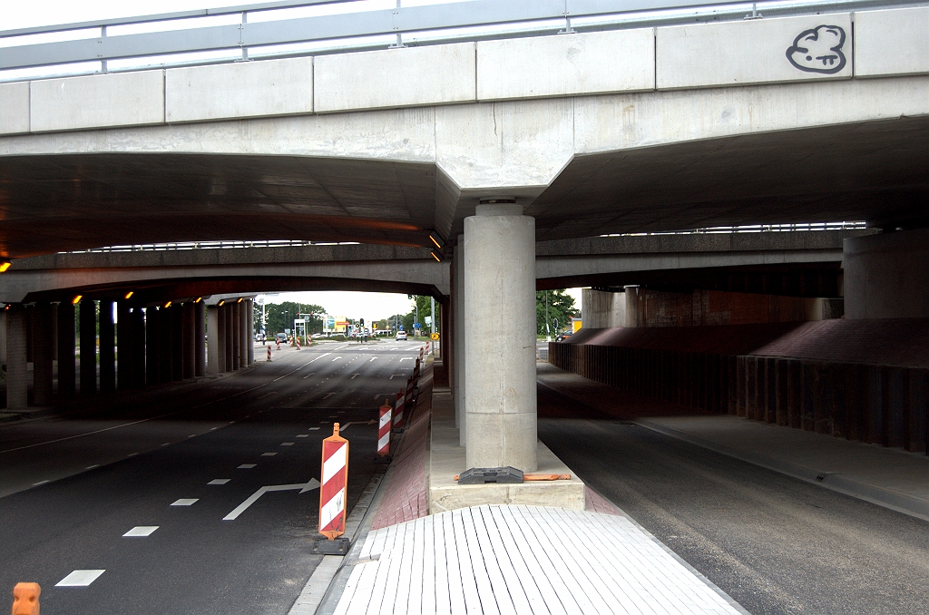 20090517-163016.bmp - Bestaande uitvoeger blijft gehandhaafd en is verlengd. Het lijkt erop dat de nieuwe rechtsaffer minder diep ligt dan de oude rijbaan. Misschien toch een doorrijhoogtebeperking in het verschiet.  week 200908 