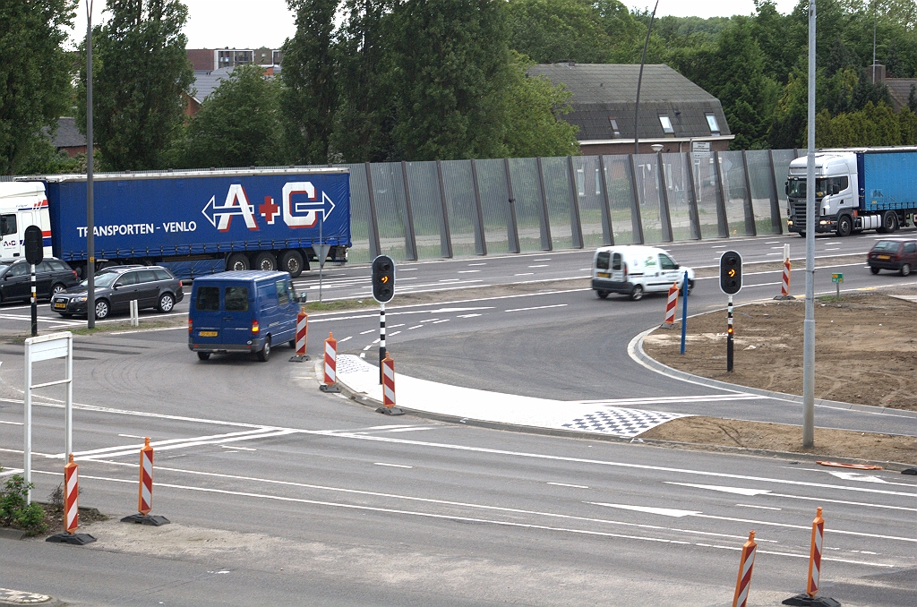 20090517-165044.bmp - Het verkeer op de bestaande rechtsaffer komt op een invoegstrook terecht en moet links invoegen op het verkeer van de nieuwe rijbaan.