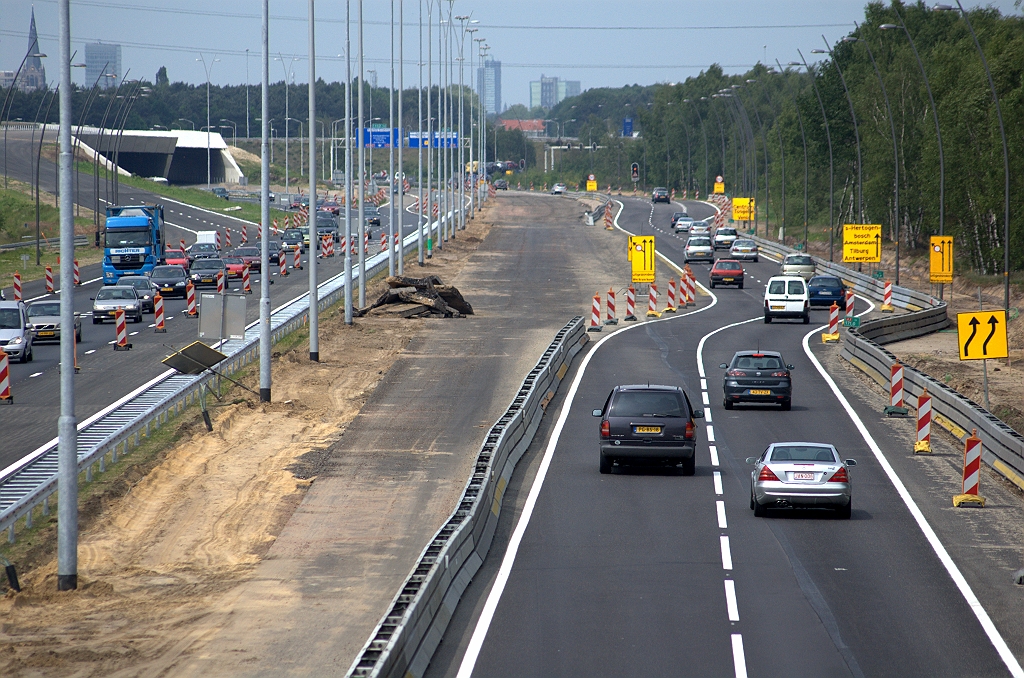 20090521-145053.bmp - Geleiderail rechts van de lichtmasten langs de A2 ten zuiden van kp. Leenderheide verwijderd, en een strook asfalt afgezaagd.  week 200919 