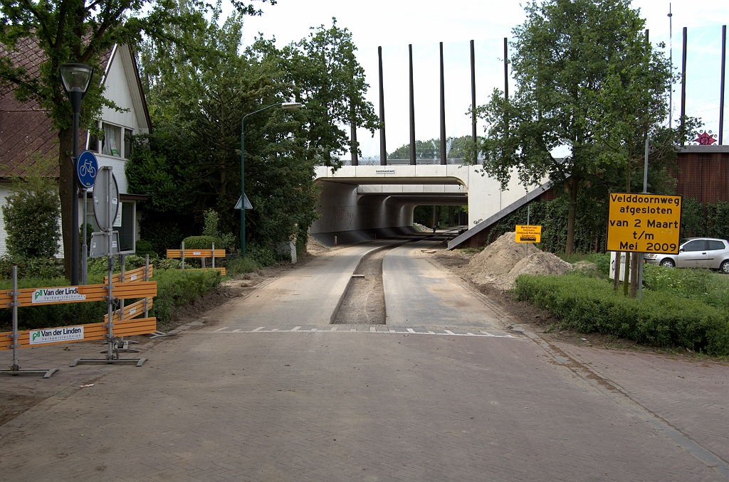 20090521-162722.bmp - Aan Waalrese zijde is er maar een kort stukje gespleten rijbaan die aansluit op de eveneens recent verbouwde Gestelsestraat. Dat was een meer traditionele barricadering met verkeersdrempels.