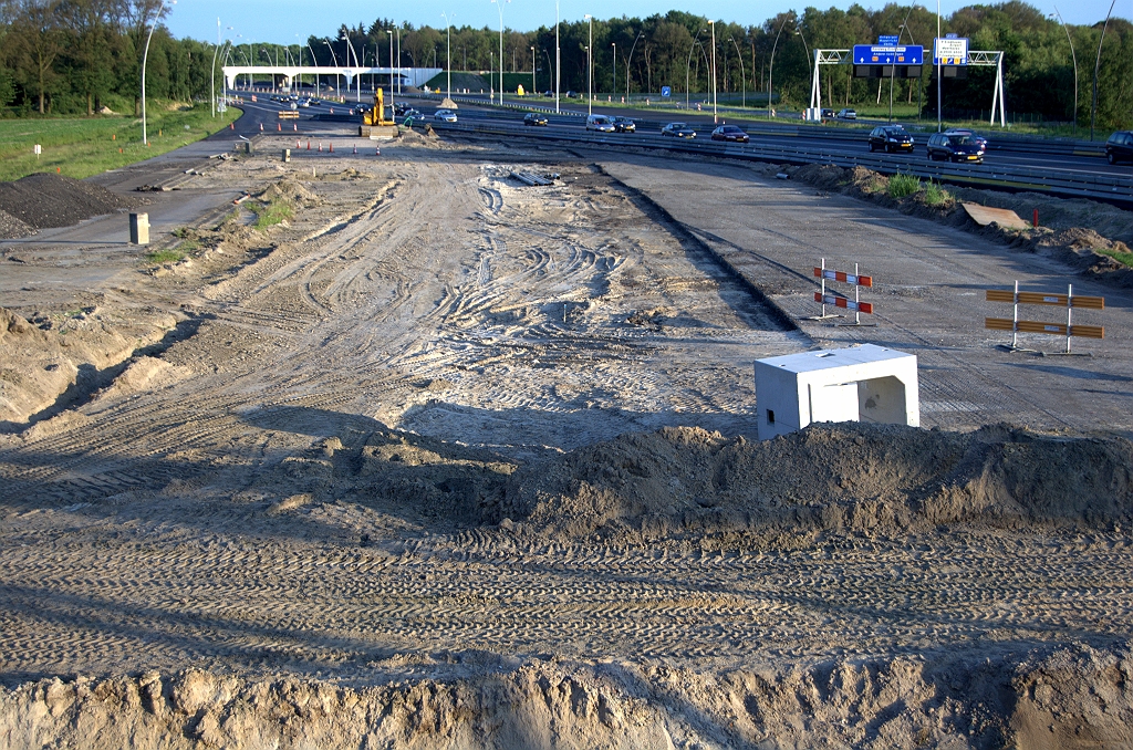 20090521-201731.bmp - Gedeeltelijk verwijderde oude oostelijke hoofdrijbaan tussen de aansluiting Airport en KW 8 (Oirschotsedijk). Hergebruik van onderlagen lijkt hier onmogelijk vanwege de wegasverschuiving, zodat ook de strook rechts nog zal verdwijnen. Het prefab-betonnen element komt ons bekend voor...