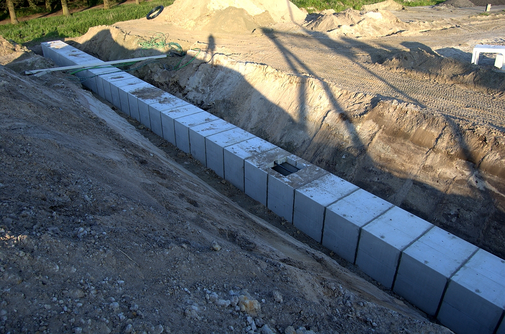 20090521-201835.bmp - De tunnel wordt nu doorgetrokken onder de toekomstige oostelijke hoofd- en parallelrijbanen.