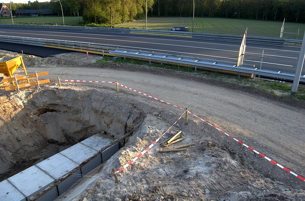 20090521-201850.bmp - ...van zulke elementen wordt een amfibietunnel samengesteld.