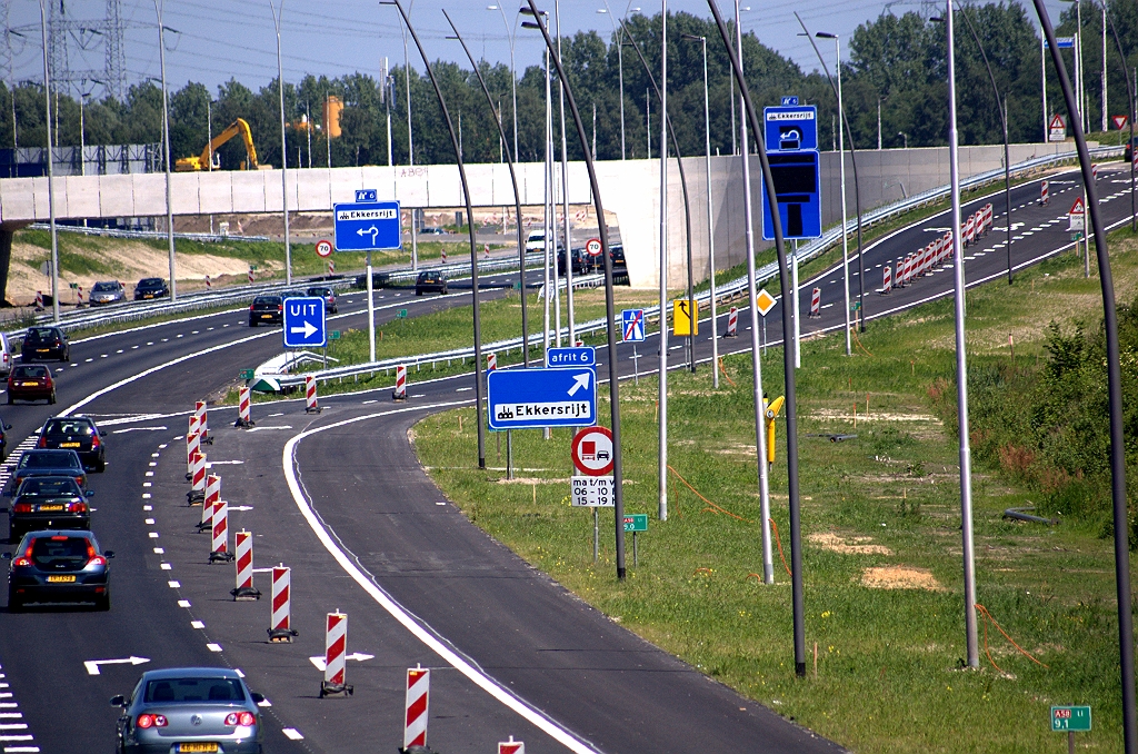 20090523-150232.bmp - Wat vreemde plaats voor een beslisbord, pas aan het einde van de uitvoegstroken. Het is verder hetzelfde model als de twee exemplaren aan de oostzijde. Het dissoneert ook een beetje met het nieuwe stijl "UIT" bordje. Moet ook wel tijdelijk zijn, omdat men hier in de eindsituatie ook af moet slaan voor de afrit 7, Eindhoven-Woensel.  week 200920 