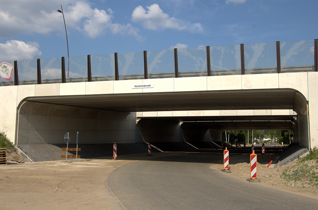 20090531-171956.bmp - Strakke lijnen van de portaalviaducten in KW 17 (Ulenpas) enigzins verstoord door beklinkerde taludjes. Ze zijn nog wat forser dan  die in KW 29 .  week 200919 