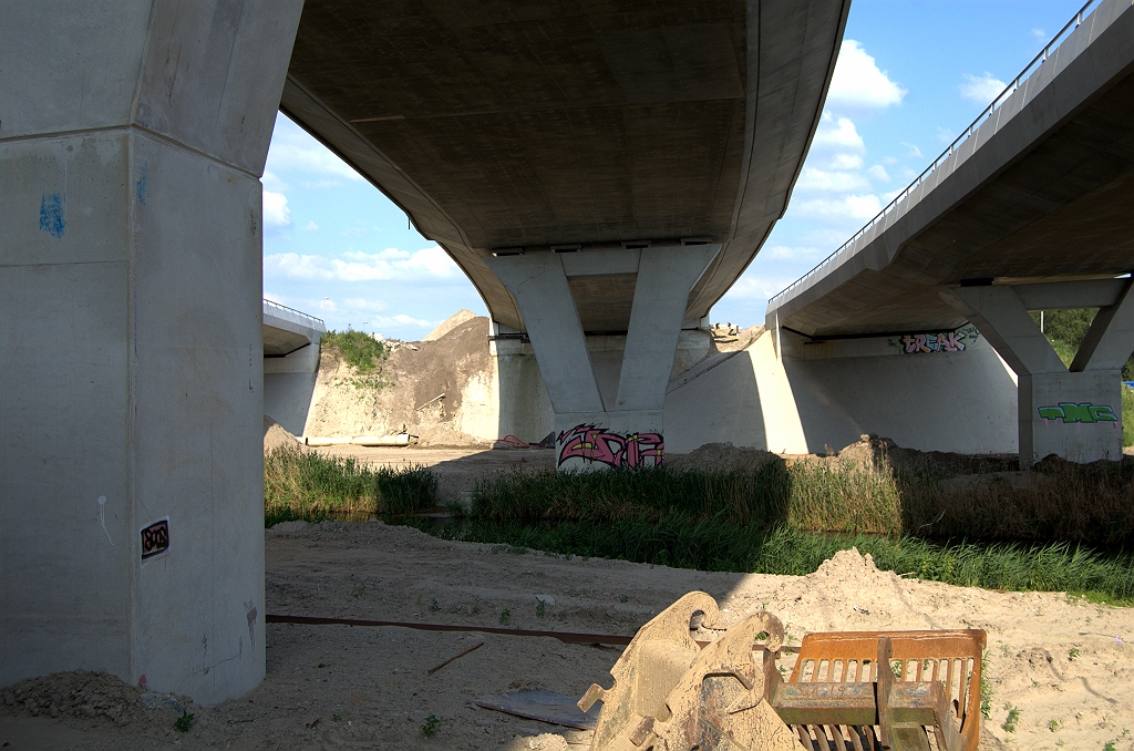 20090531-175157.bmp - Op de steunen onder KW 19 (N2 zuidwest), het grootste kunstwerk in kp. de Hogt met een overspanning van 564 meter, ontbreken de naambordjes.